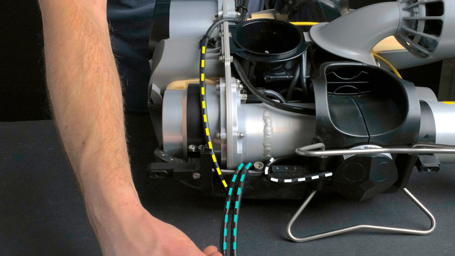 Oculus_tutorial_still-oculus_gripper_DVL-cables_inside - marked.jpg