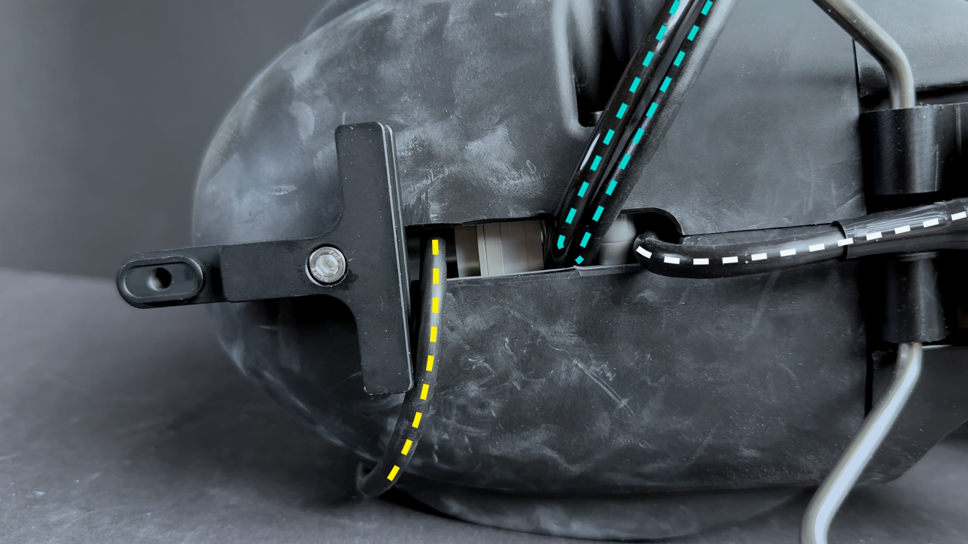 Oculus_tutorial_still-oculus_gripper_DVL-cables_bottom - marked.jpg