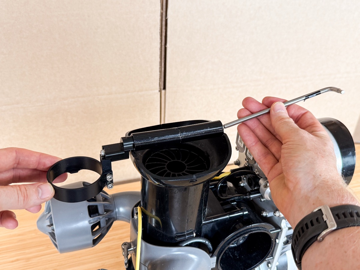 04 Mount the clamp ring.jpg